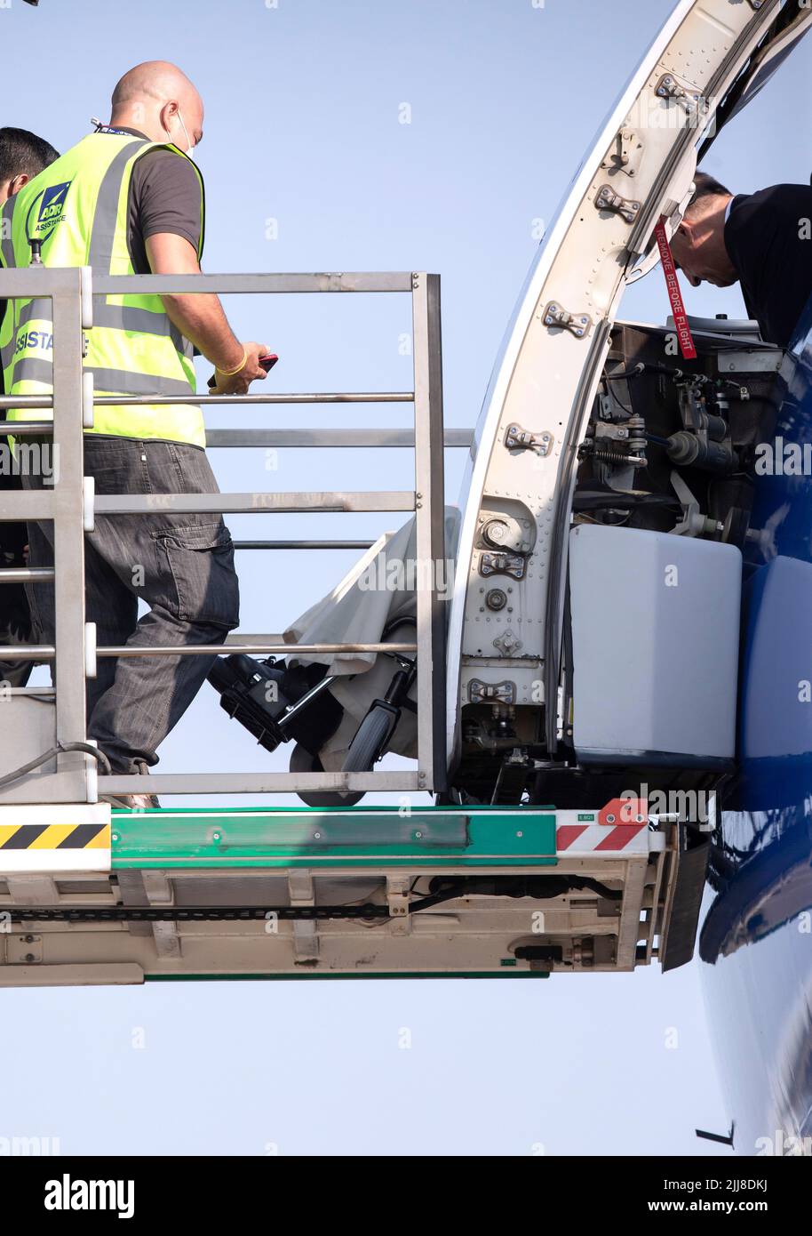 Fiumicino, Italien. 24. Juli 2022. Papst Franziskus besteigen sein Flugzeug am internationalen Flughafen Leonardo da Vinci in Rom, um nach Edmonton, Kanada, zu fliegen, wo er einen sechstägigen Pastoralbesuch beginnen wird. Quelle: Maria Grazia Picciarella/Alamy Live News Stockfoto