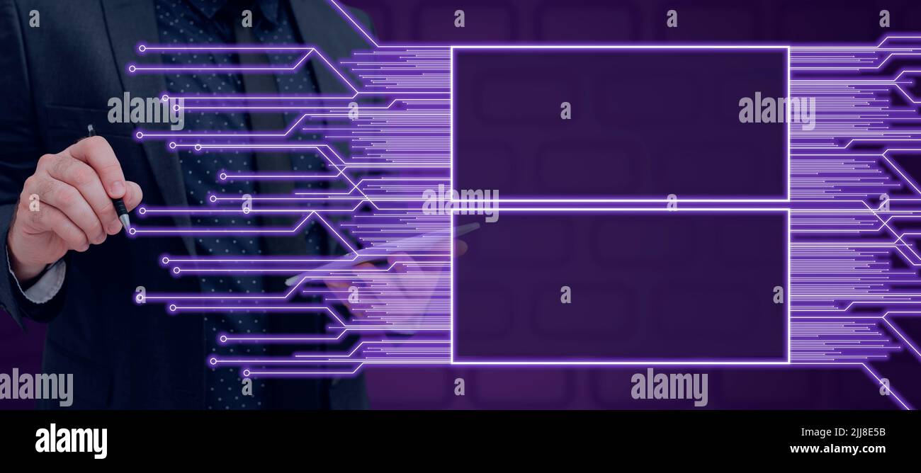 Geschäftsmann Trägt Anzug Mit Federzeichnung Digital Generierte Schachteln Und Linien Mit Technischen Informationen. Mann, Der Geschäftsstrategien Für Vorstellt Stockfoto
