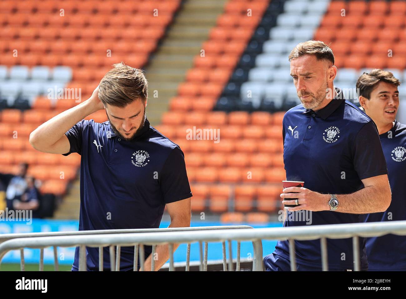 Luke Garbutt #29 von Blackpool und Richard Keogh #26 von Blackpool erreichen die Bloomfield Road Stockfoto