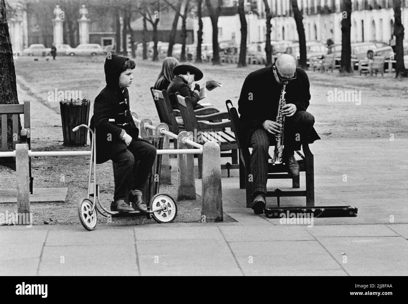 1967 spielt ein Straßenmusiker Klarinette, Kings Road, Chelsea, London Stockfoto