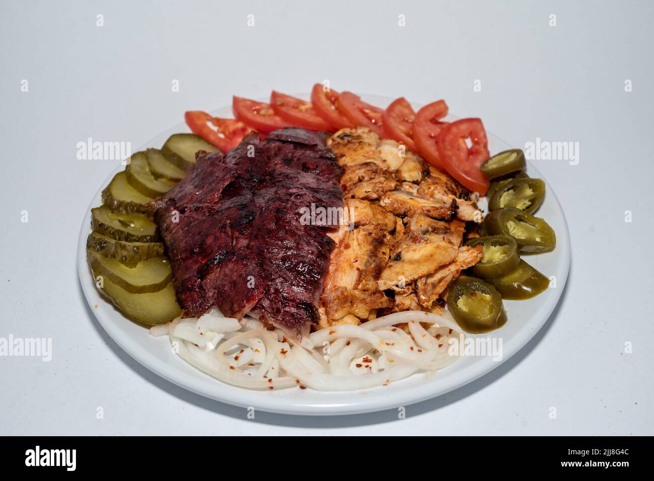 Mischen Sie in einem Restaurant einen Dönerteller mit Hühnchen- und Rinderfleisch Stockfoto