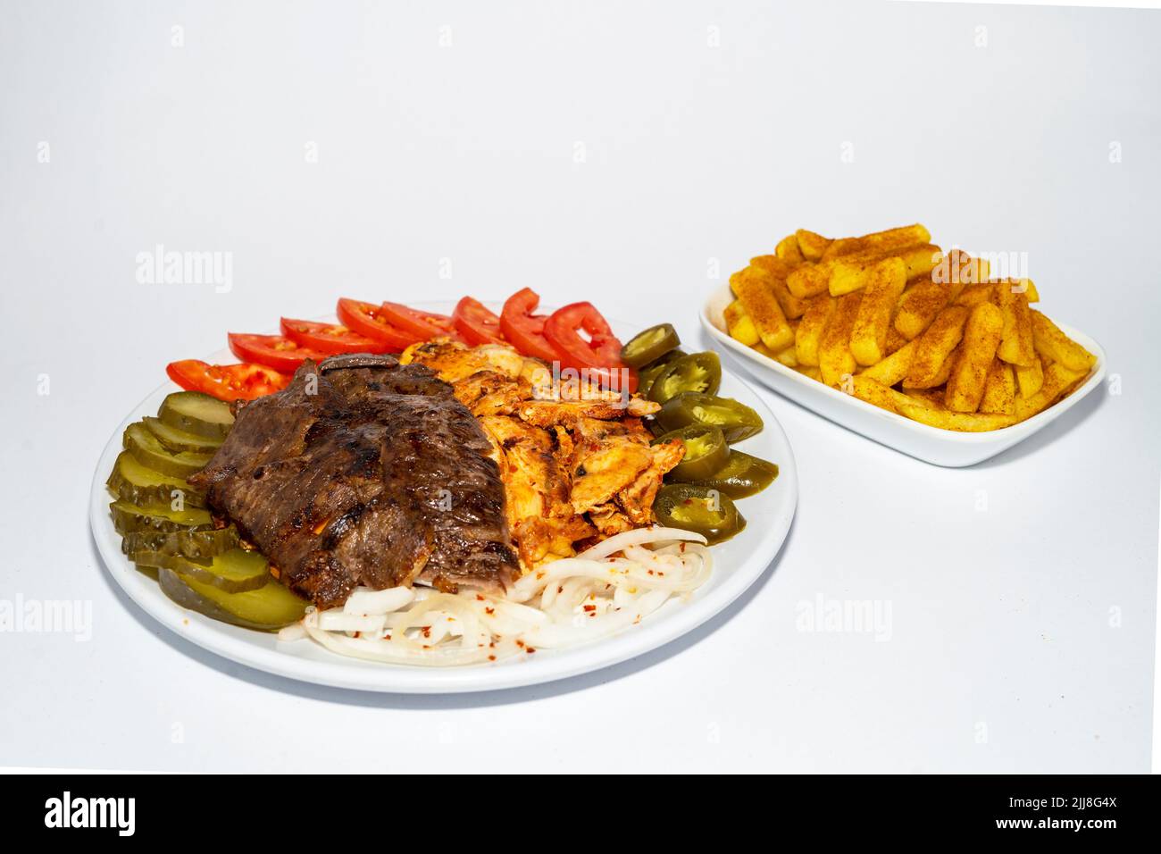 Mischen Sie in einem Restaurant einen Dönerteller mit Hühnchen- und Rinderfleisch Stockfoto