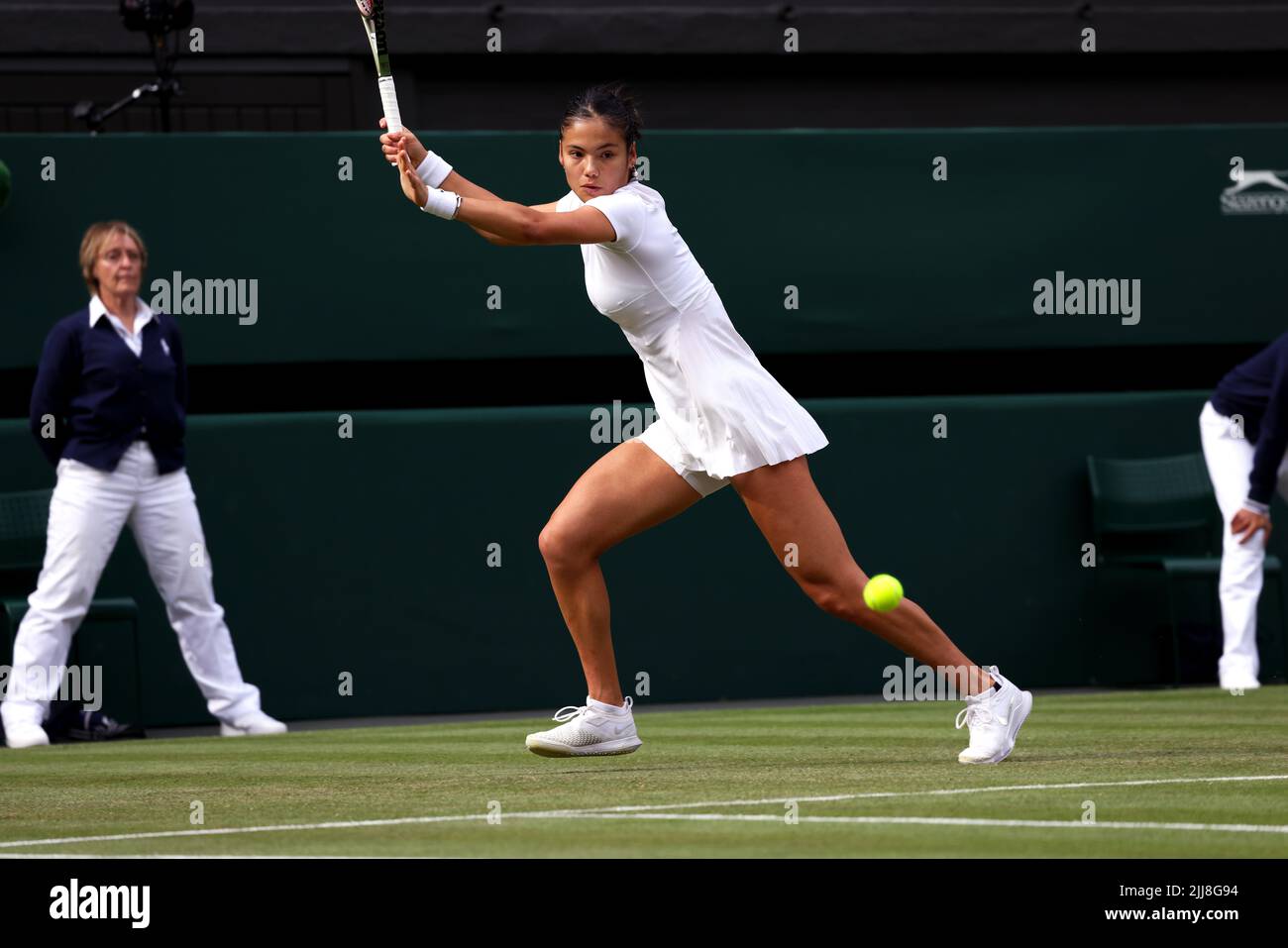 29. Juni 2022, All England Lawn Tennis Club, Wimbledon, London, Großbritannien. Emma Raducanu aus Großbritannien im zweiten Spiel gegen Caroline Garcia aus Frankreich. Garcia gewann das Spiel, um in die dritte Runde vorzurücken. Stockfoto