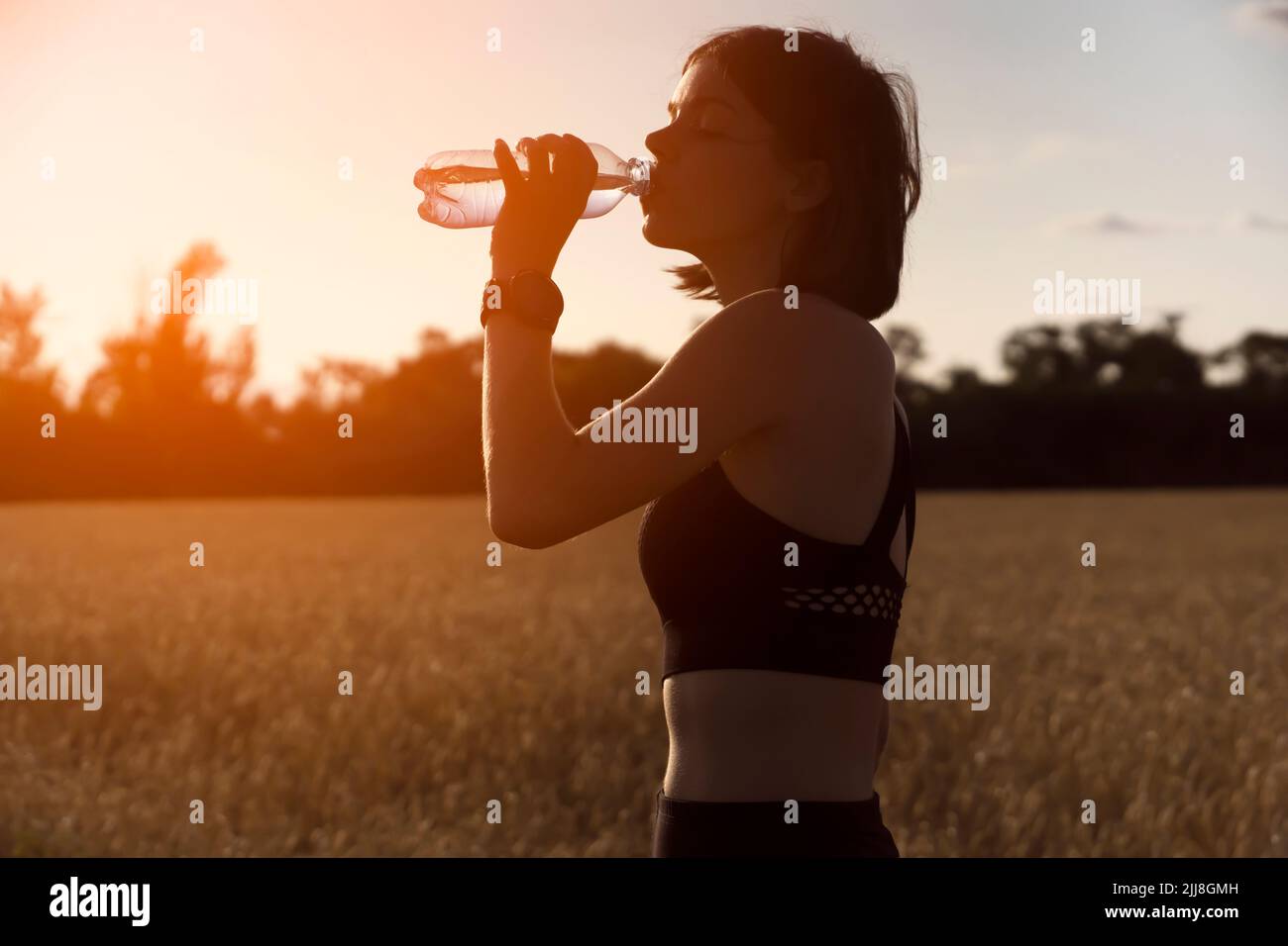 Mädchen trinkt Wasser aus einer Flasche während ihres Trainings. Stockfoto