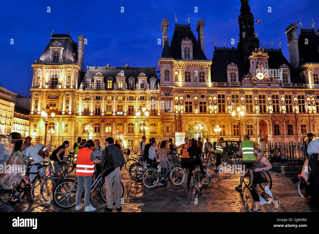 Paris, Frankreich, öffentliche Veranstaltungen, Menschenmassen, Touristen, die eine Fahrradtour bei Nacht vor den Denkmälern des H otel de Ville paris vorbereiten Stockfoto
