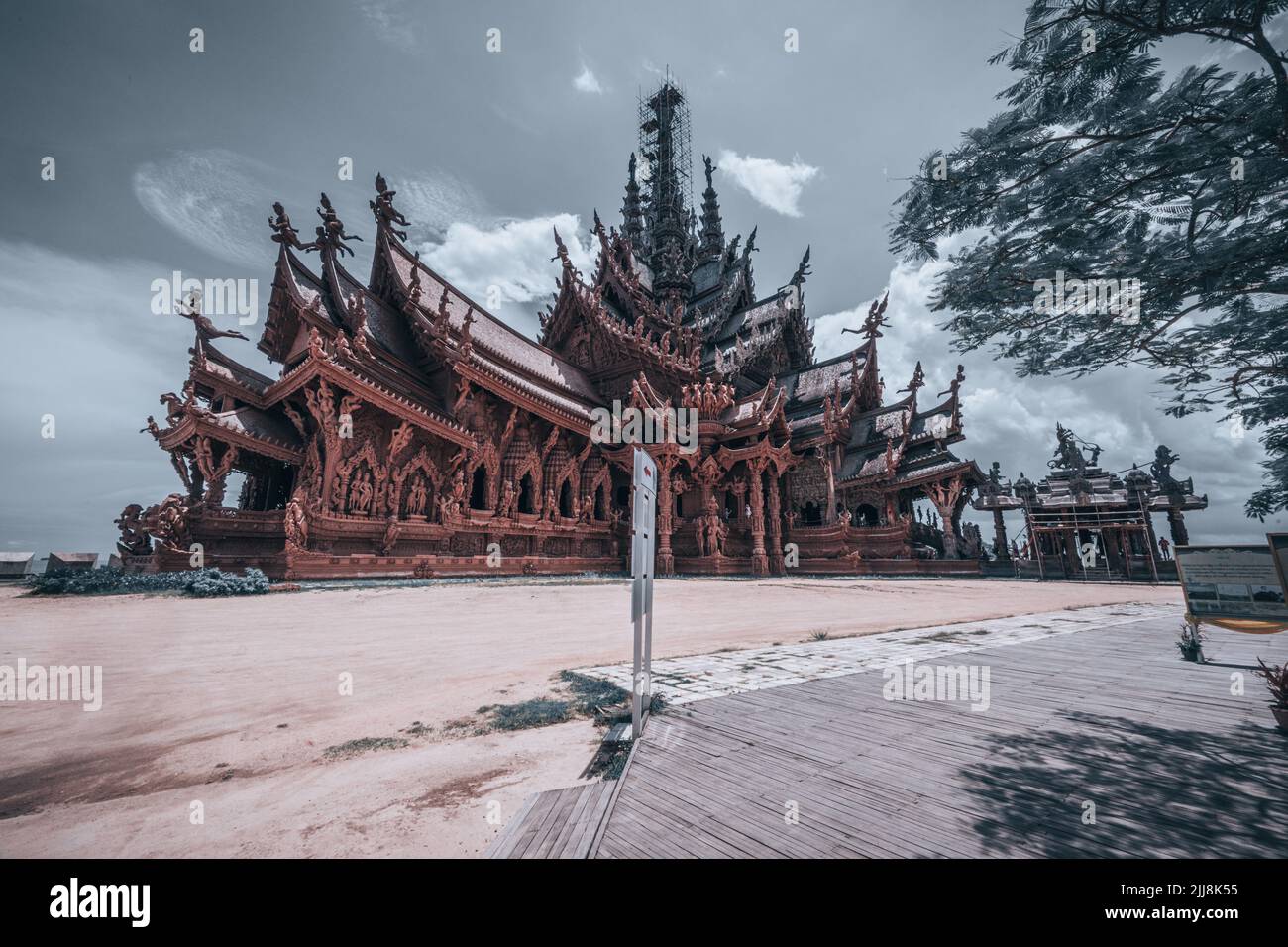 Das Heiligtum der Wahrheit ist ein Denkmal im buddhistischen Tempelstil in Pattaya, Provinz Chonburi. Das Gebäude befindet sich seit 1981 im Bau Stockfoto