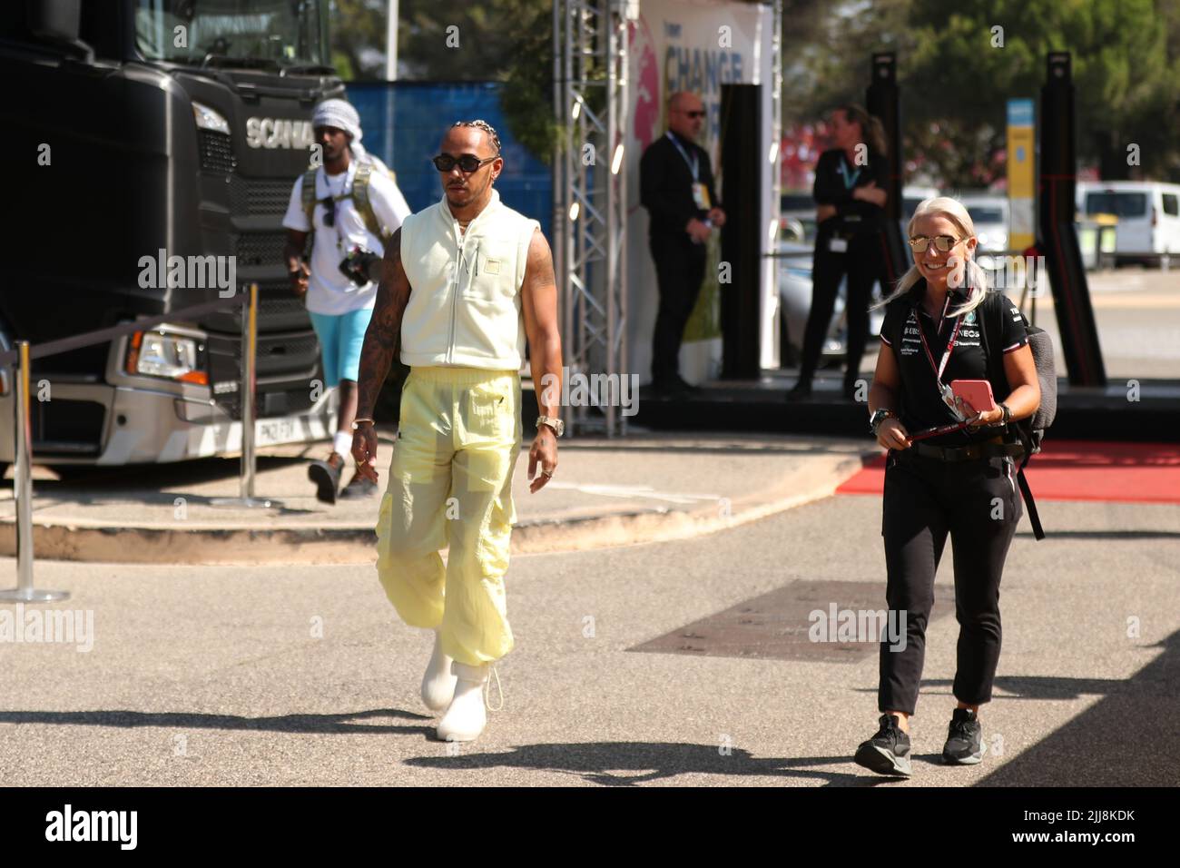 Provence Alpes Cote d Azur, Frankreich: 24.. Juli 2022; Circuit Paul Ricard, Le Castellet, Marseille, Frankreich: F1 großer Preis von Frankreich, Renntag: Mercedes AMG Petronas F1 Team, Lewis Hamilton kommt mit Angela Cullen Credit: Action Plus Sports Images/Alamy Live News Stockfoto