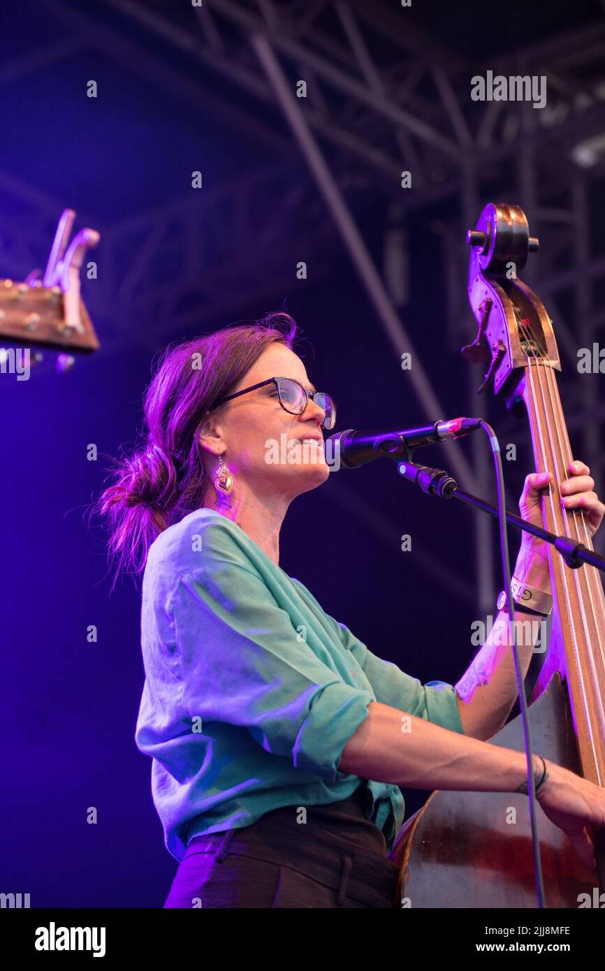 Das britisch-amerikanische Duo Truckstop Honeymoon spielt live auf der Bühne des internationalen Musikfestivals Gate to Southwell. Stockfoto