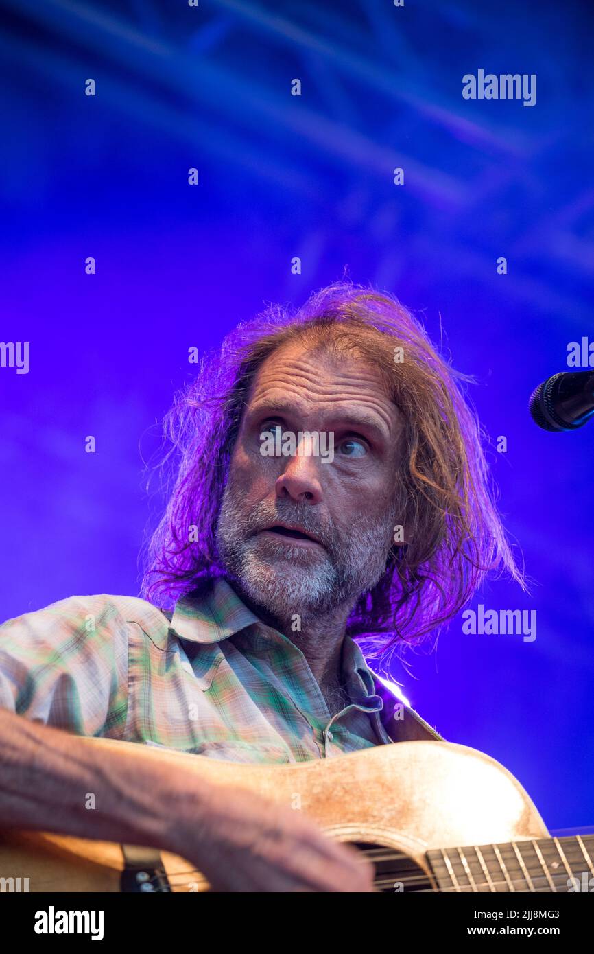 Das britisch-amerikanische Duo Truckstop Honeymoon spielt live auf der Bühne des internationalen Musikfestivals Gate to Southwell. Stockfoto