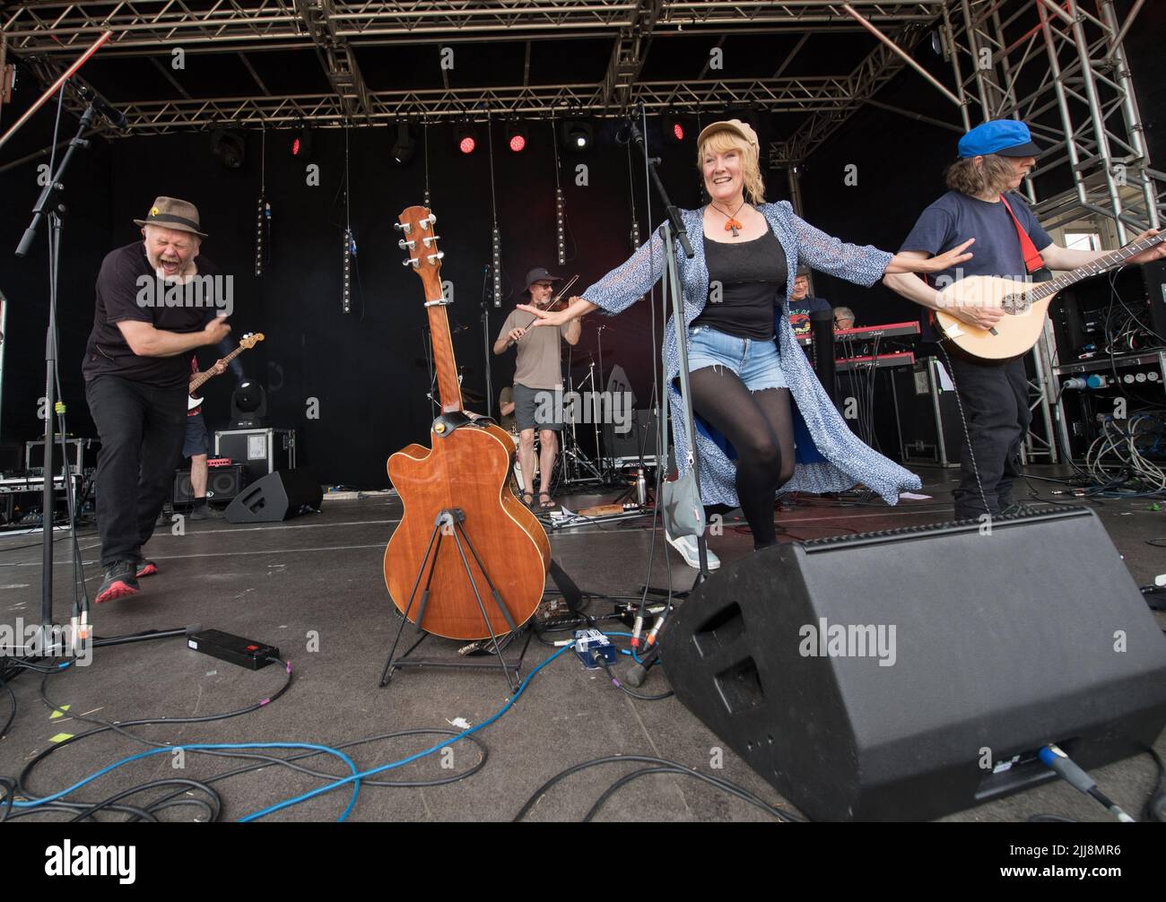 Die britische Band Merry Hell spielt live auf der Bühne des internationalen Musikfestivals Gate to Southwell. Stockfoto