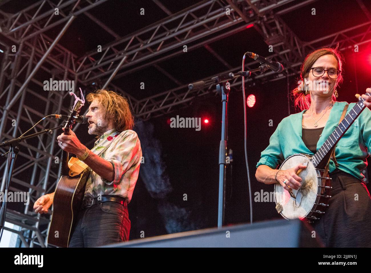 Das britisch-amerikanische Duo Truckstop Honeymoon spielt live auf der Bühne des internationalen Musikfestivals Gate to Southwell. Stockfoto