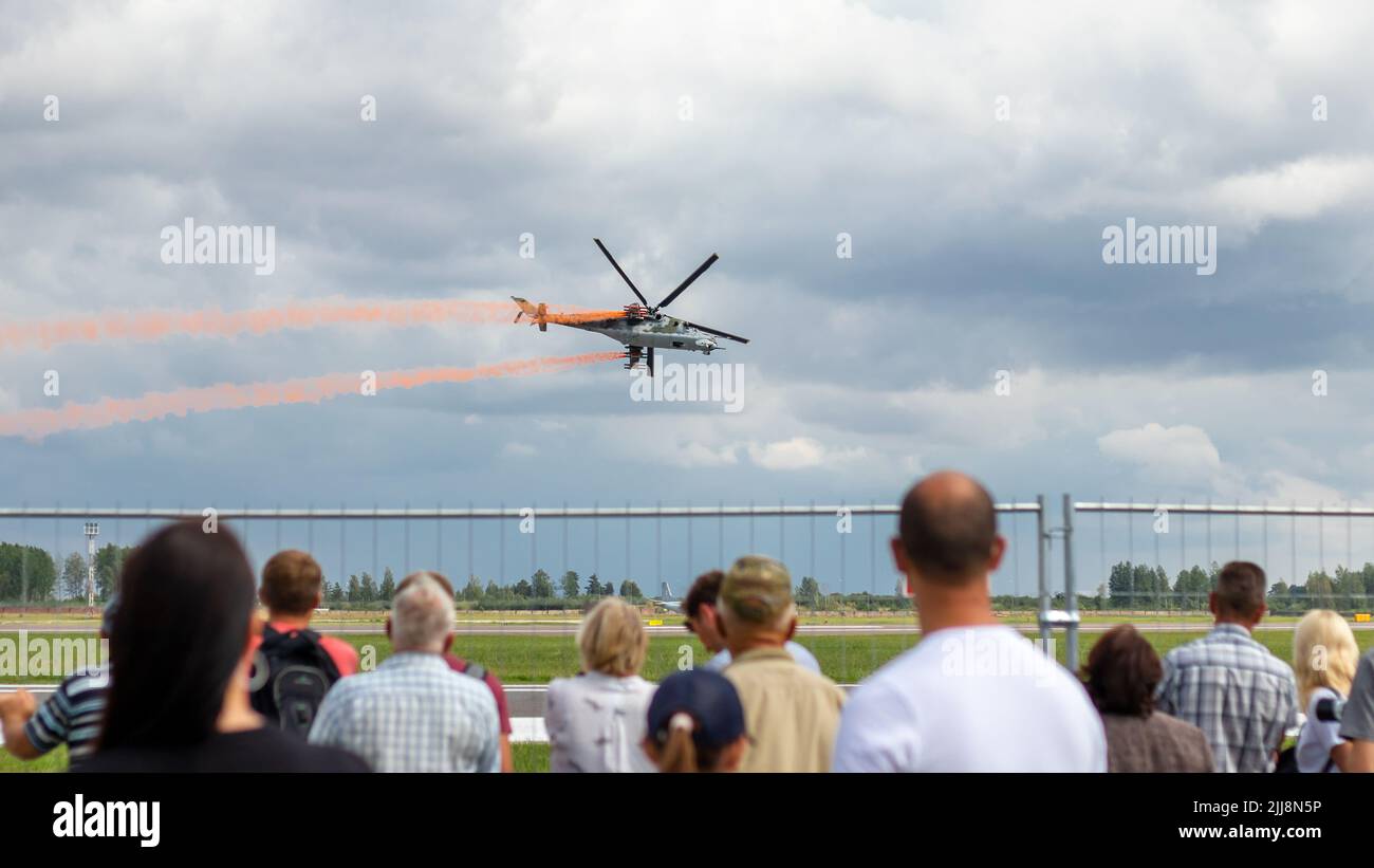 SIAULIAI / LITAUEN - 27. Juli 2019: Zuschauer beobachten während einer Flugshow den militärischen Kampfhubschrauber Mil Mi-24 Hind Stockfoto