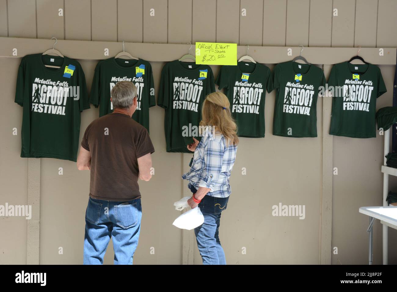 T-Shirts zum Verkauf auf dem Gelände des MetaLine Falls Bigfoot Festivals in MetaLine Falls, Washington State, USA. Stockfoto