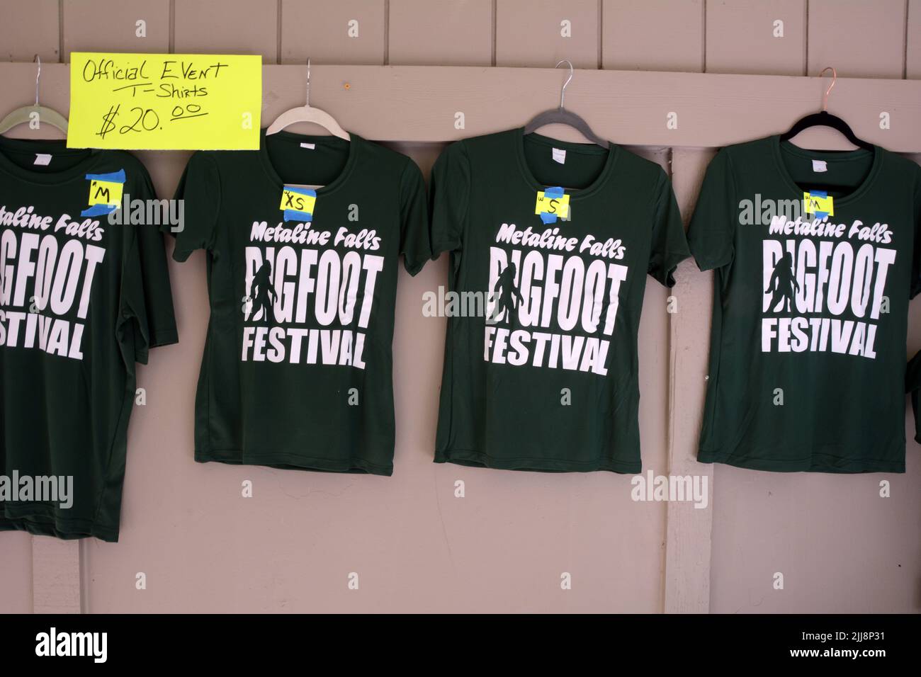 T-Shirts zum Verkauf auf dem Gelände des MetaLine Falls Bigfoot Festivals in MetaLine Falls, Washington State, USA. Stockfoto