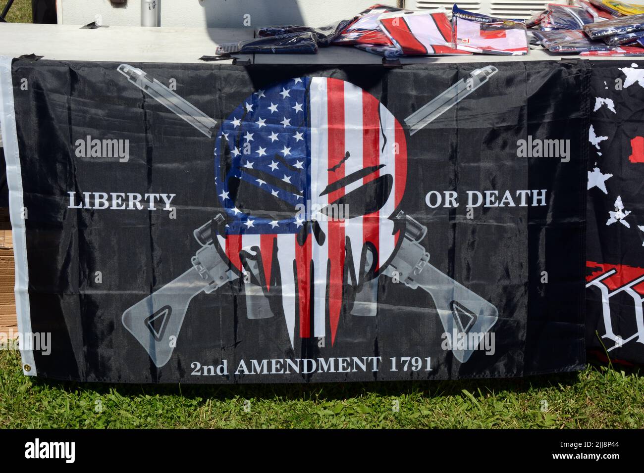 Ein patriotischer Schädel und Kreuzknochen der rechten '2. Amendment'-amerikanischen politischen Flagge, die in MetaLine Falls, Washington State, USA, verkauft wird. Stockfoto