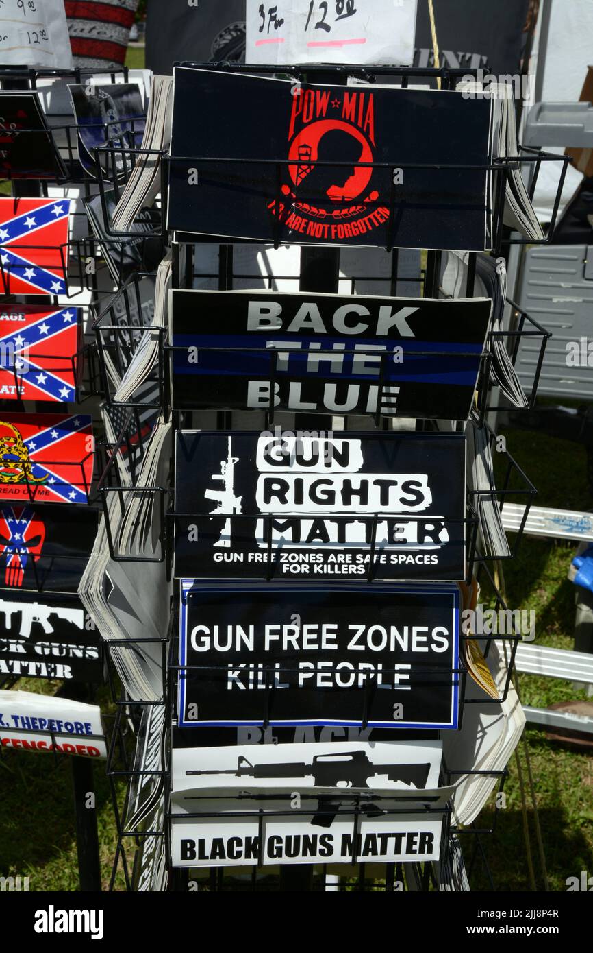 Politische Stoßfänger-Aufkleber, die rechte, konservative und weiße nationalistische Ansichten repräsentieren, sind in MetaLine Falls, Washington State, USA, erhältlich. Stockfoto