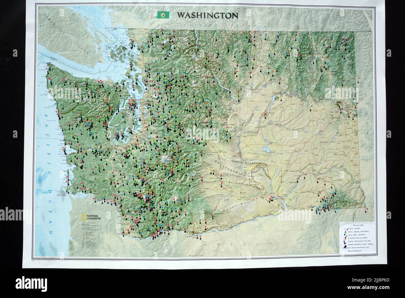 Eine Karte mit Stecknadeln, die die Standorte der Sasquatch-Sichtungen im Bundesstaat Washington beim MetaLine Falls Bigfoot Festival, WA, USA, zeigt. Stockfoto