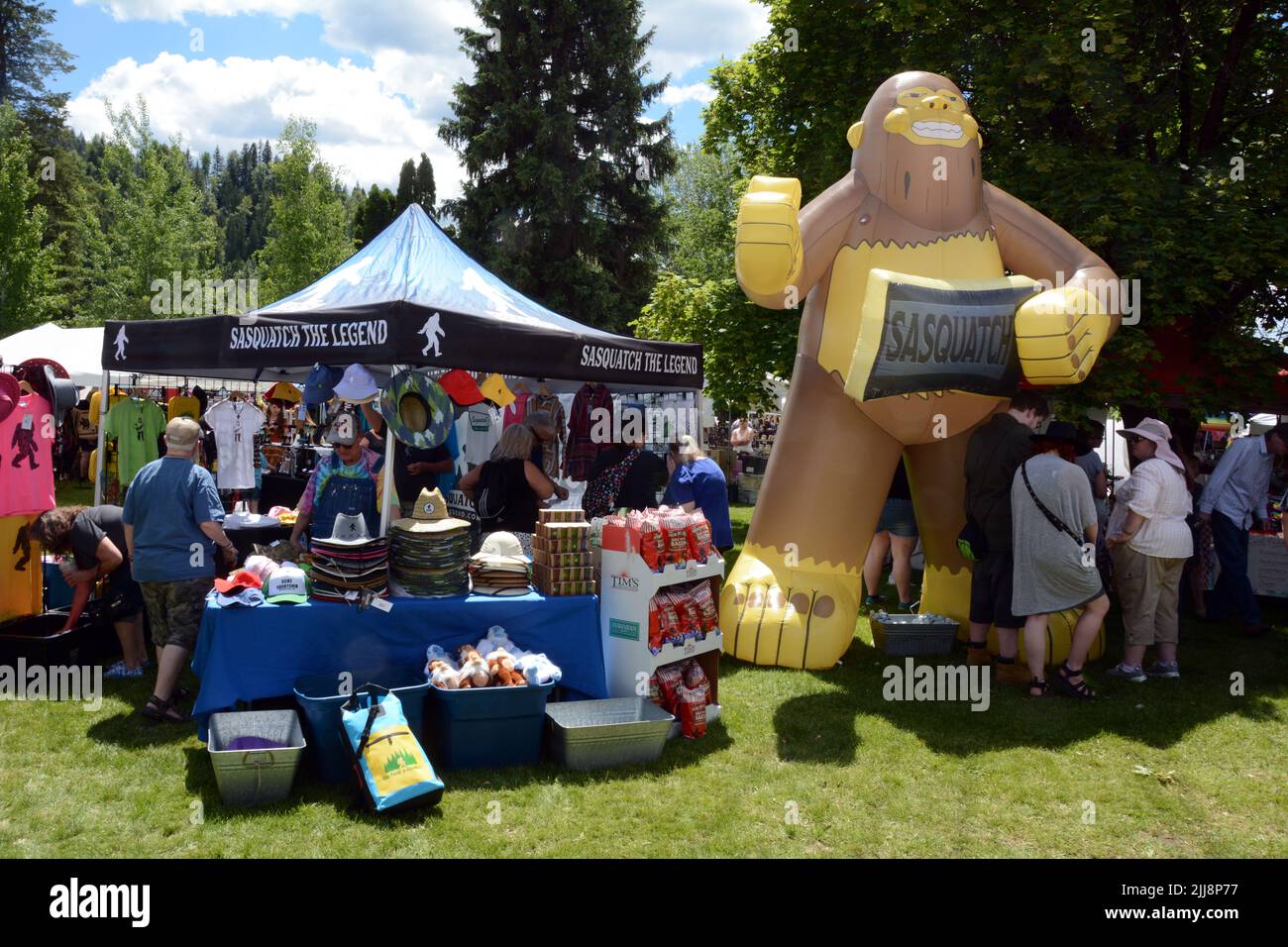 Händler und Besucher auf dem Gelände des MetaLine Falls Bigfoot Festivals in MetaLine Falls, Washington State, USA. Stockfoto