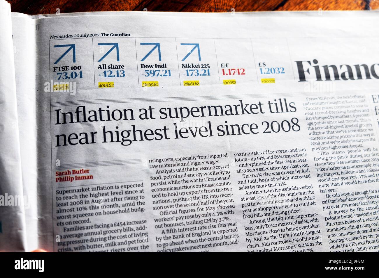 „Die Inflation bei den Kassen in Supermärkten liegt fast auf dem höchsten Stand seit 2008“, titelte die Zeitung Guardian am 20. Juli 2022 in London, Großbritannien, den Artikel über die Lebenshaltungskosten Stockfoto