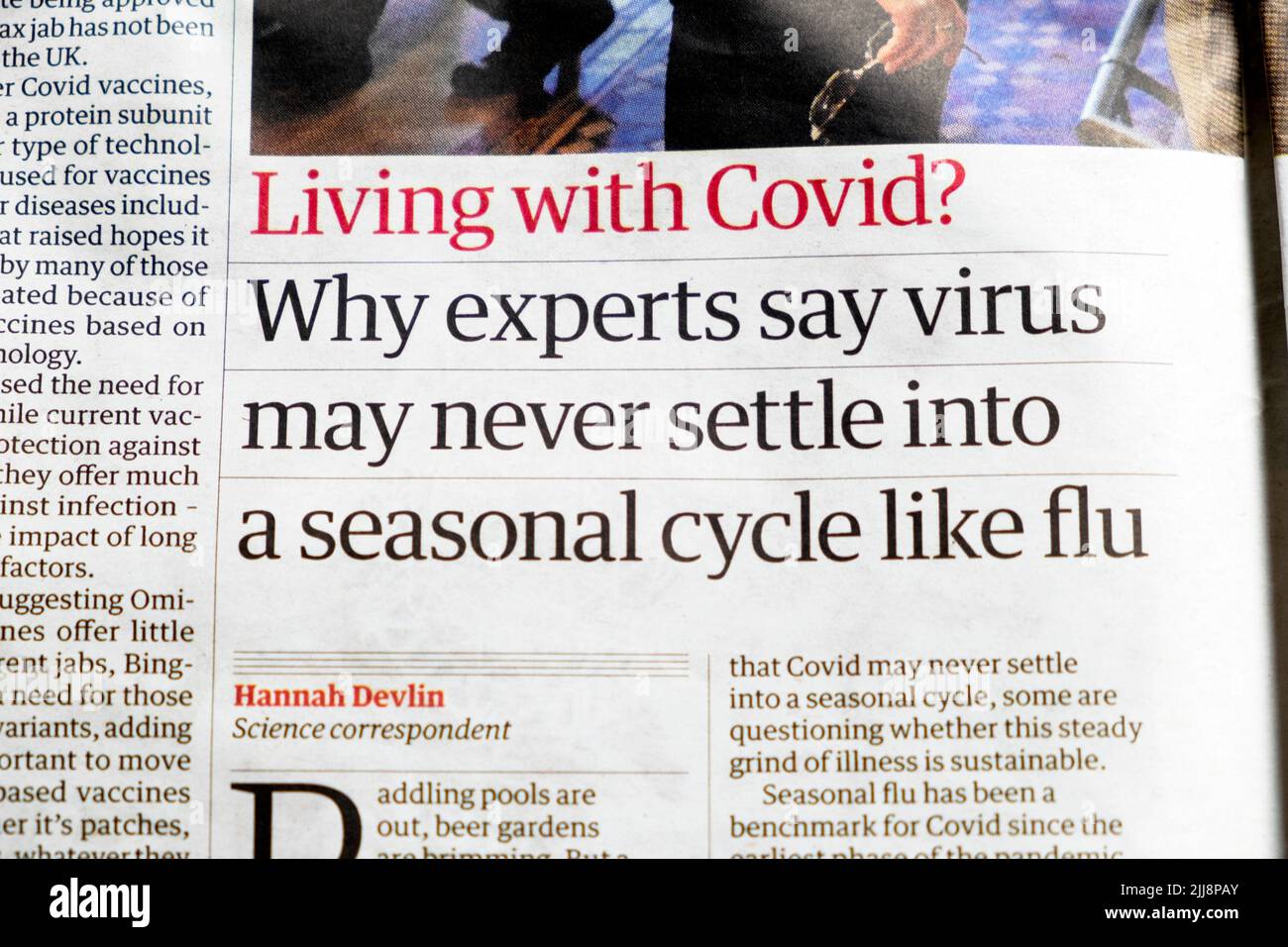 „Leben mit Covid? Warum Experten sagen, dass sich Viren nie in einem saisonalen Zyklus wie Grippe einpendeln könnten' Headline der Zeitung The Guardian 18 July 2022 London UK Stockfoto