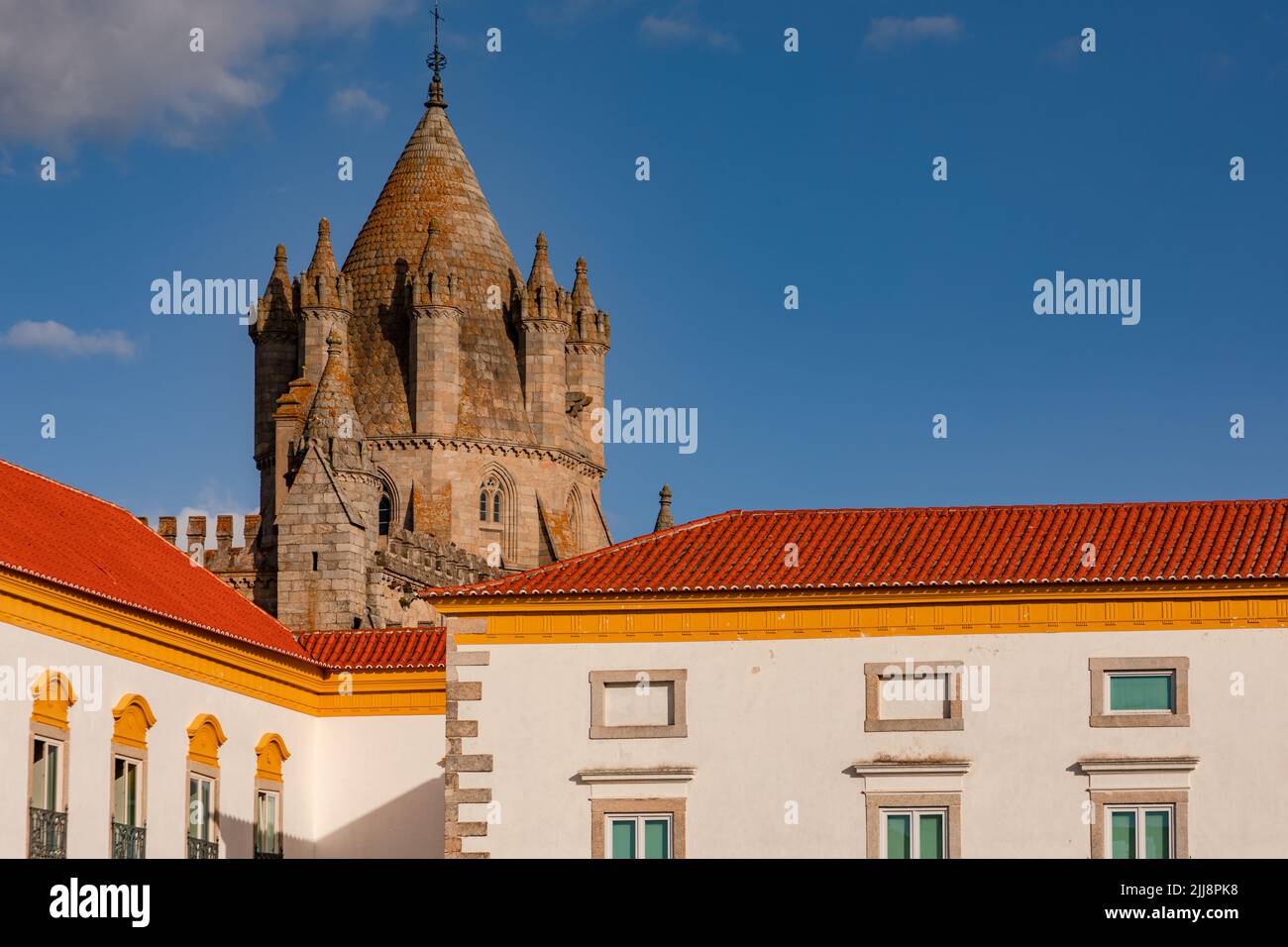 Die historische Kathedrale hinter dem Museum von Evora in der Altstadt an einem blauen Himmel, Evora, Portugal Stockfoto