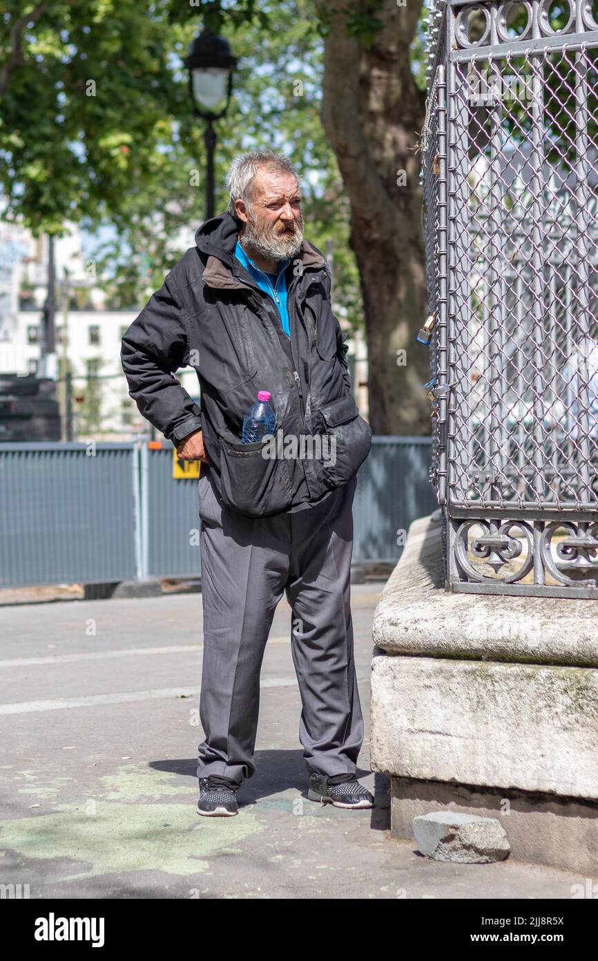 PARIS / FRANKREICH - 28. JUNI 2019: Schmutziger armer alter Mann, der auf dem Bürgersteig in Paris, Frankreich, steht Stockfoto