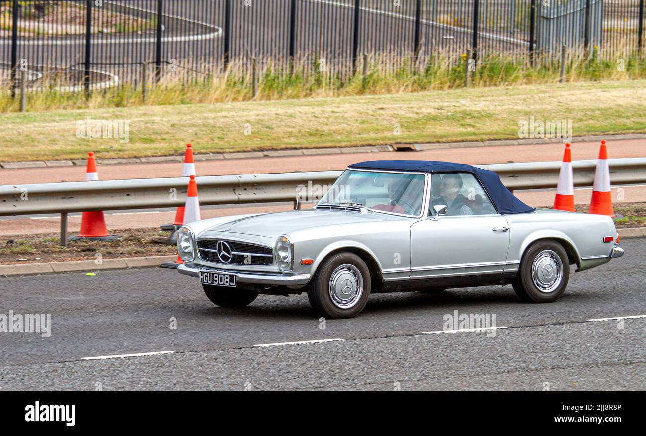 Ein Mercedes Benz Cabrio aus dem Jahr 1970-71 mit Linksantrieb, der auf der zweispurigen Kingsway West in Dundee, Schottland, fährt Stockfoto