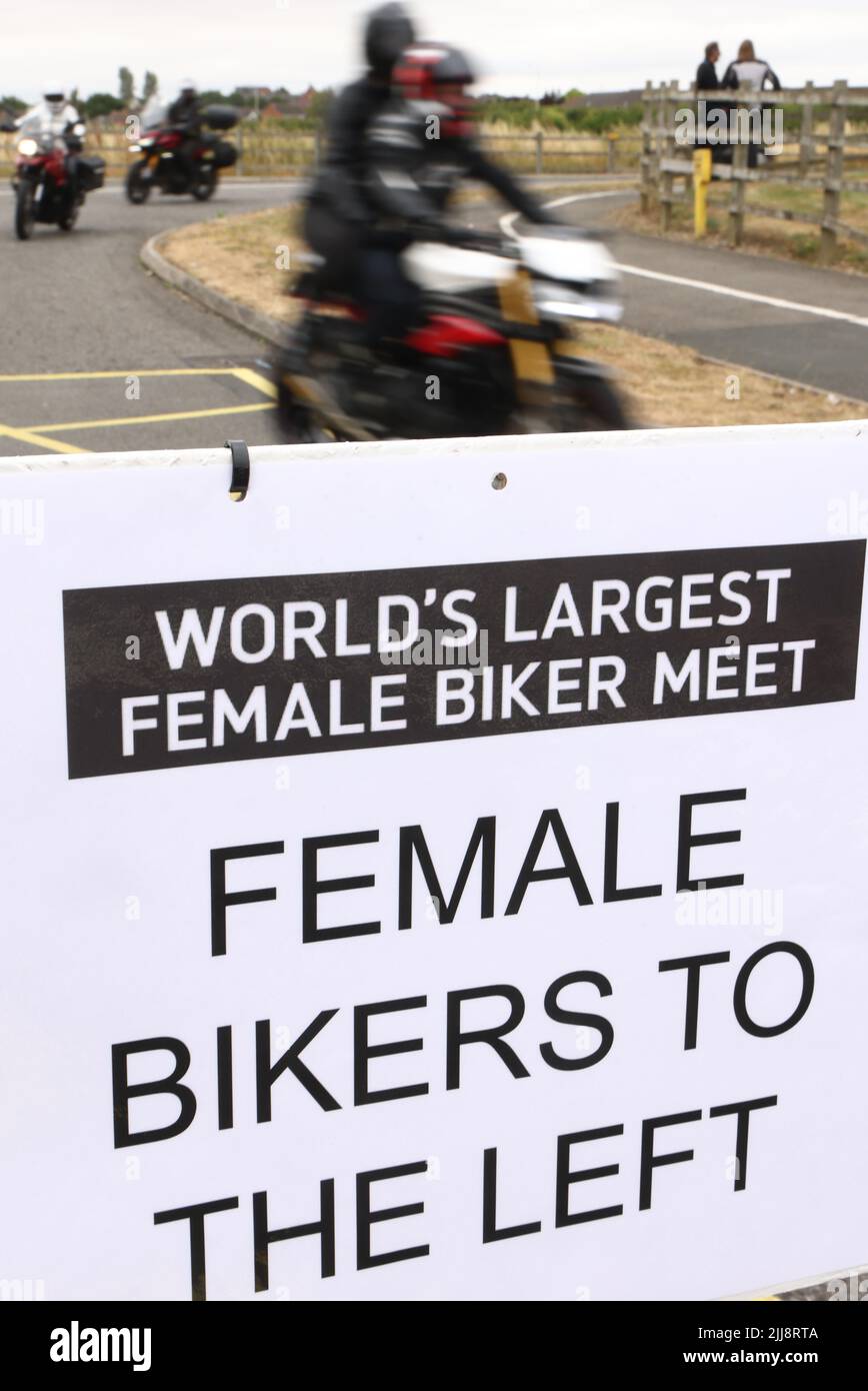Hinckley, Leicestershire, Großbritannien. 24.. Juli 2022. Die Fahrer kommen während eines Weltrekordversuchs für das größte Biker-Treffen in der globalen Zentrale von Triumph Motorcycles an. Credit Darren Staples/Alamy Live News. Stockfoto