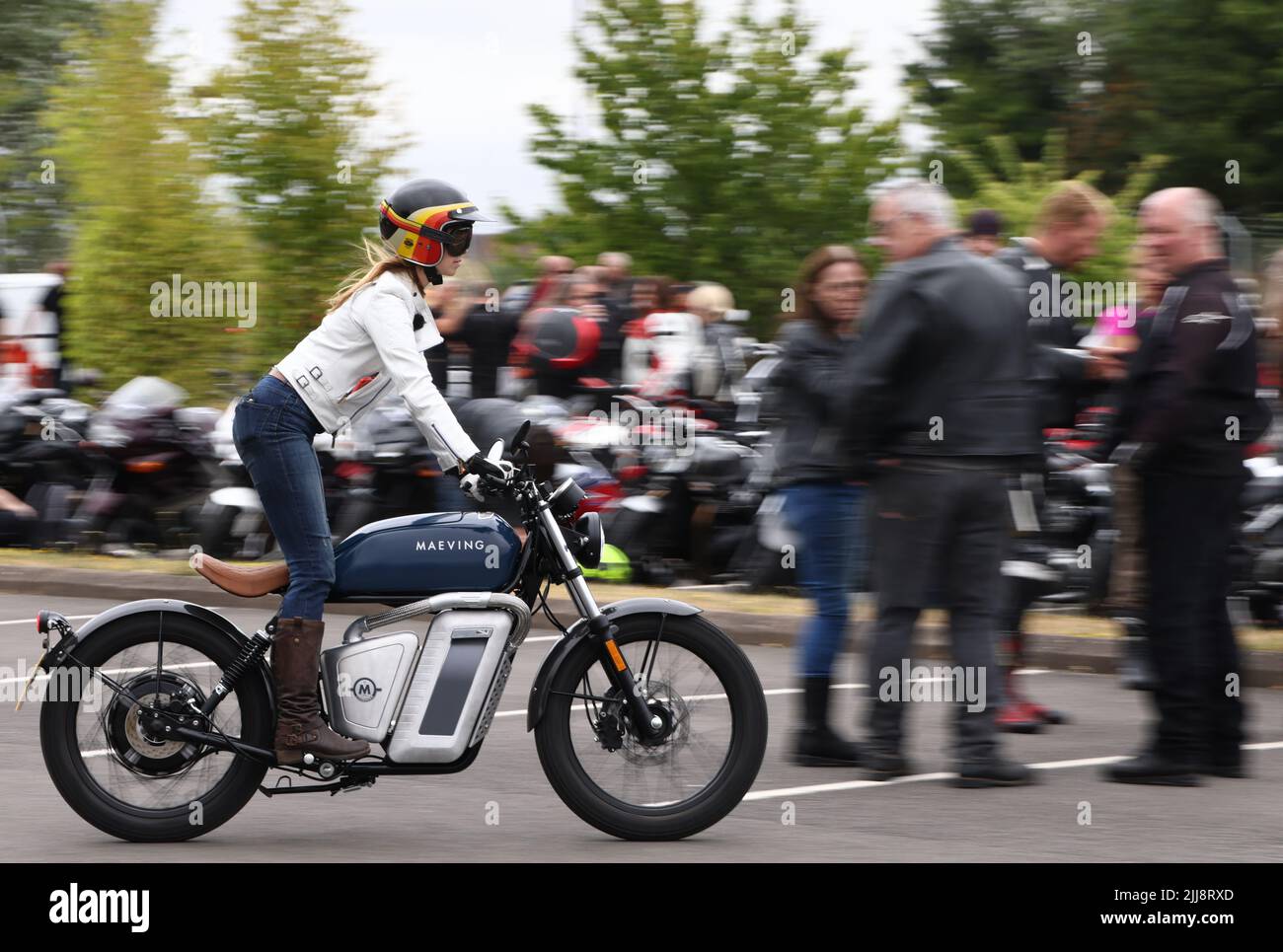 Hinckley, Leicestershire, Großbritannien. 24.. Juli 2022. Eine Frau fährt auf einem Elektromotorrad von Maeving während eines Weltrekordversuchs für das größte Motorradtreffen der Frauen am globalen Hauptsitz von Triumph Motorcycles. Credit Darren Staples/Alamy Live News. Stockfoto