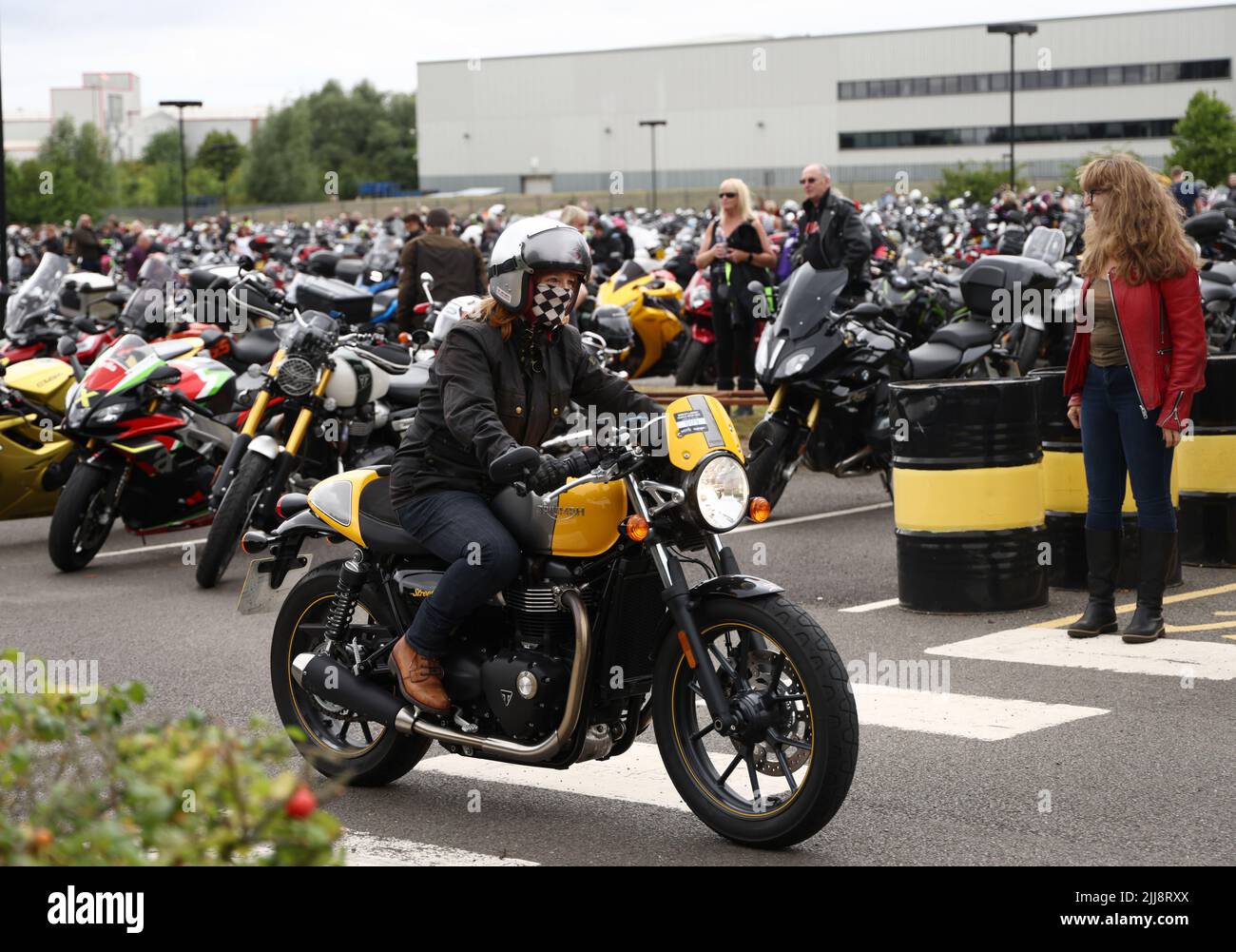 Hinckley, Leicestershire, Großbritannien. 24.. Juli 2022. A Riders verlässt einen Weltrekordversuch für das größte Biker-Treffen der Frauen am globalen Hauptsitz von Triumph Motorcycles. Credit Darren Staples/Alamy Live News. Stockfoto