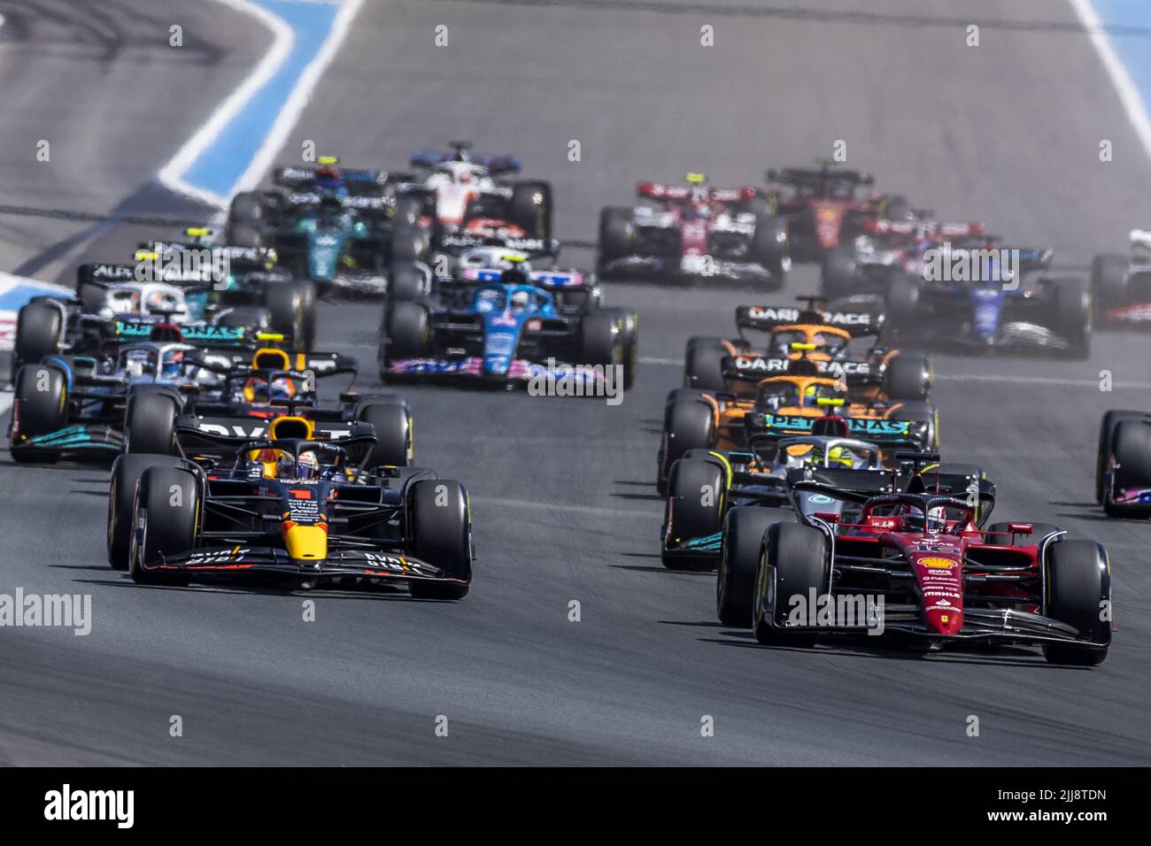LE CASTELLET - Max Verstappen in seinem Red Bull, Charles Leclerc in seinem Ferrari (lr) nach dem Start beim Grand Prix von Frankreich F1 auf dem Circuit Paul Ricard am 24. Juli 2022 in Le Castellet, Frankreich. REMKO DE WAAL Stockfoto