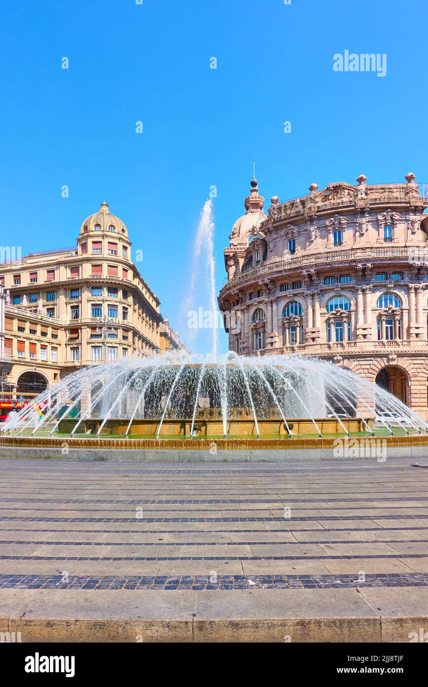 Genua (Genua), Italien - 30. Juni 2019: Blick auf den Platz De Ferrari mit Brunnen Stockfoto