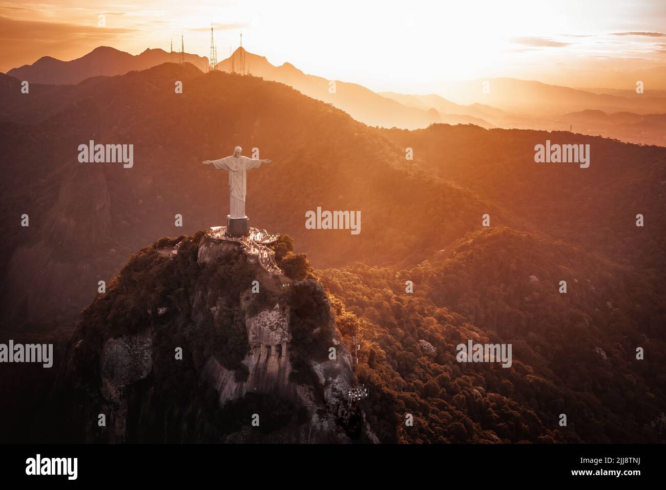 Rio de Janeiro, Brasilien - 3. Mai 2022: Christus, der Erlöser Statue auf dem Corcovado Berg bei Sonnenuntergang - Rio de Janeiro, Brasilien Stockfoto