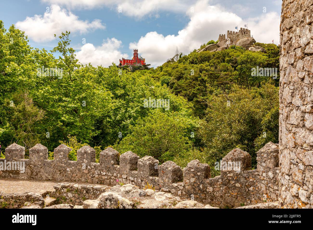 Blick auf die Festung des Palacio Nacional da Pena neben dem Castelo dos Mouros, Sintra, Portugal Stockfoto