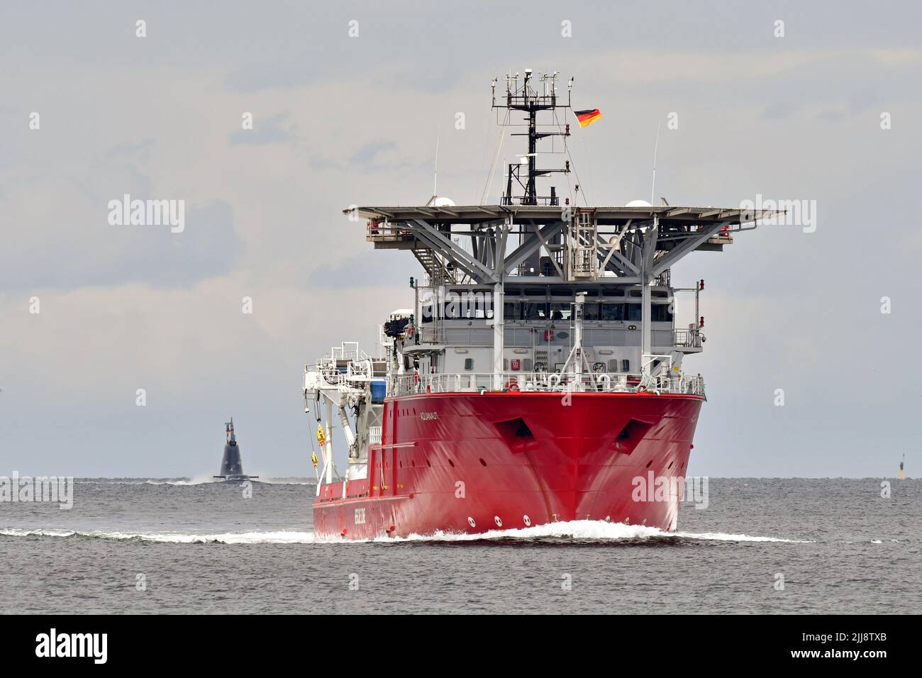 Stand-by-Sicherheitsschiff AQUANAUT fährt nach Kiel, begleitet von einem TKMS-U-Boot. Beide Schiffe kehren von U-Boot-Schiffen zurück. Stockfoto