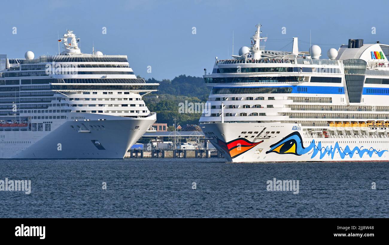 Die Kreuzschiffe AIDAbella und MSC PREZIOSA starten ihre Kreuzfahrten im Hafen von Kiel Stockfoto