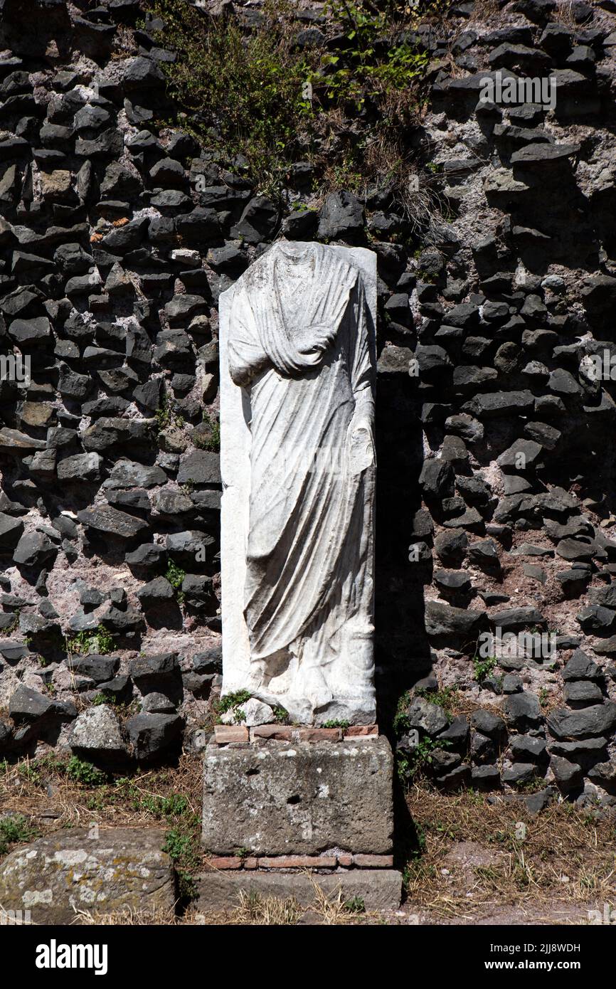 Fragmente von Gräbern, die entlang der Via Appia Antica gefunden wurden, einer der wichtigsten alten Straßen, die südlich von Rom führen. Stockfoto