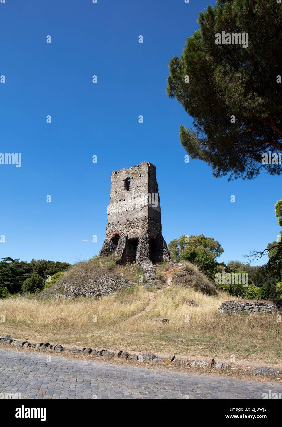 Der Torre Selce ist ein mittelalterlicher Stein- und Feuersturm, der auf einem spätrömisch-republikanischen Grab errichtet wurde, das auf der Via Appia, einer alten Straße außerhalb Roms, gefunden wurde. Stockfoto