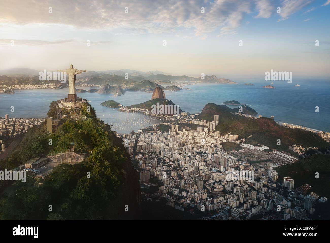 Luftaufnahme von Rio mit Corcovado Berg, Christus der Erlöser Statue, Zuckerhut und Guanabara Bucht bei Sonnenuntergang - Rio de Janeiro, Brasilien Stockfoto