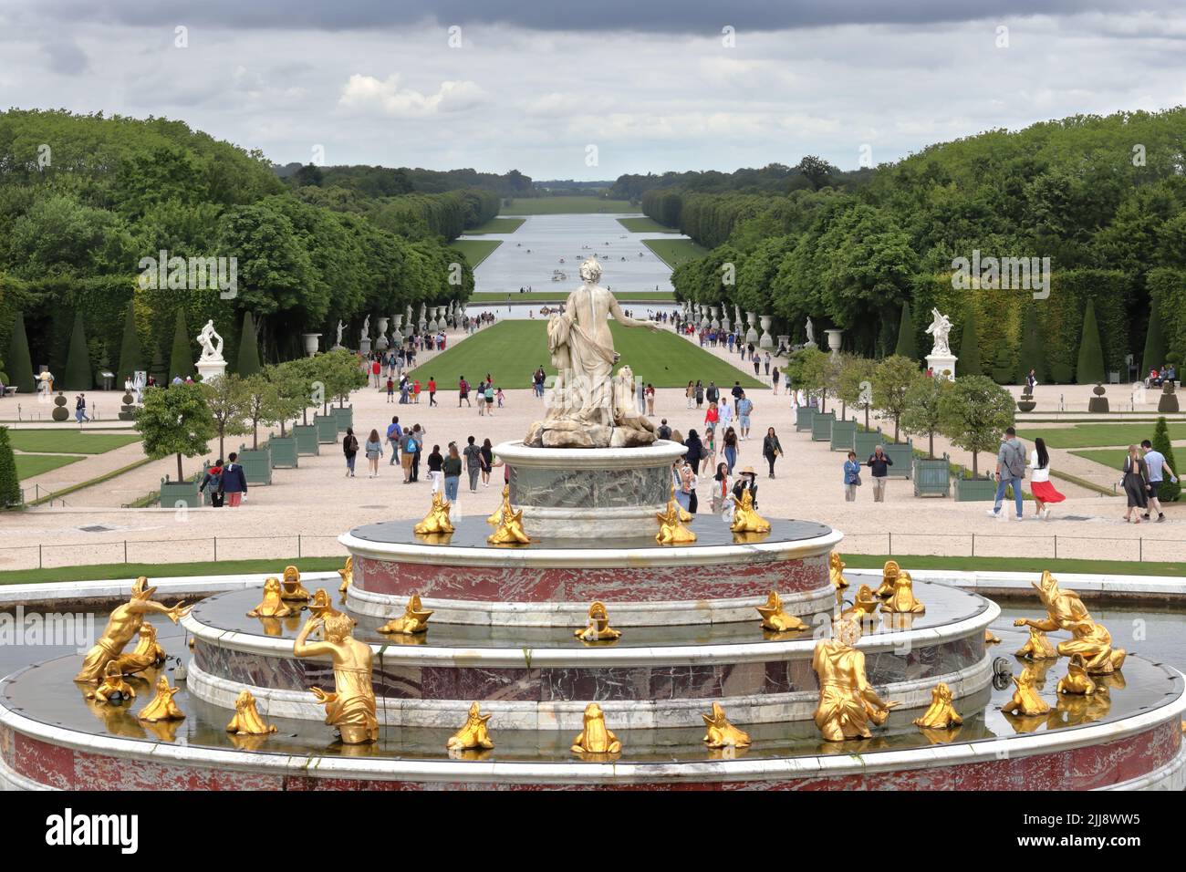 VERSAILLES / FRANKREICH - 16. Juni 2019: Latonas Brunnen im Park des Schlosses Versailles in der Nähe von Paris Stockfoto