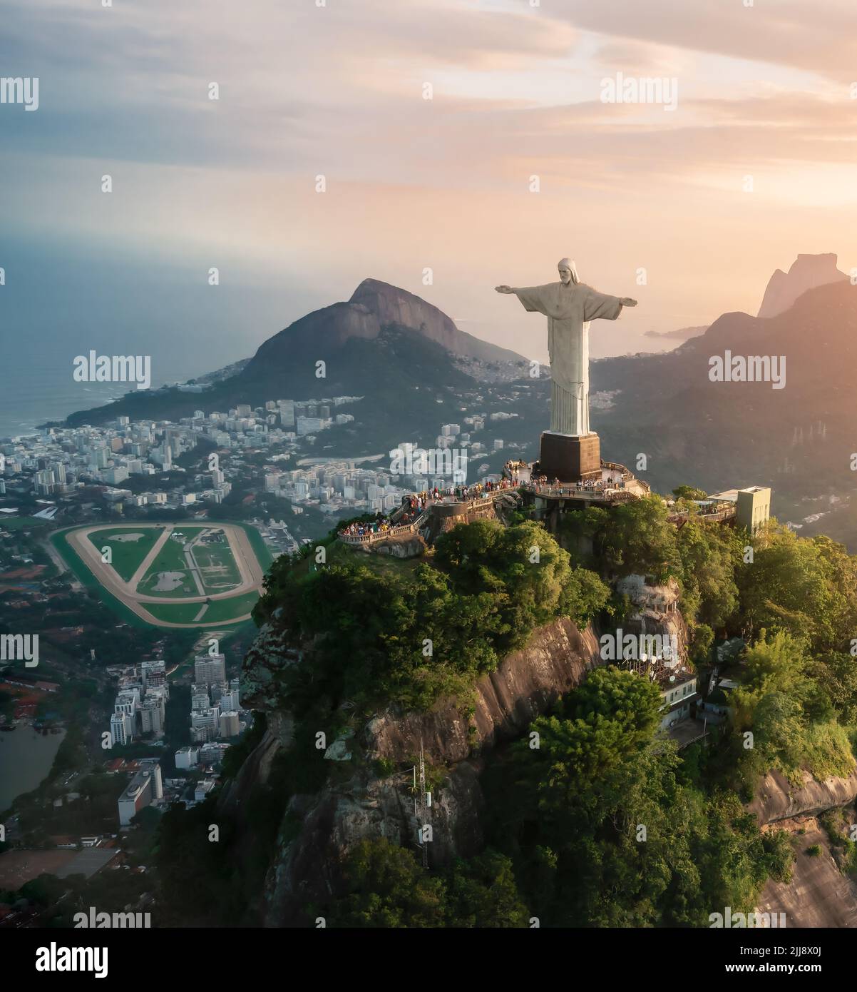 Luftaufnahme der Christusstatue und des Corcovado-Berges mit Hipodromo da Gavea und dem Dois Irmaos-Hügel bei Sonnenuntergang - Rio de Janeiro, Brasilien Stockfoto