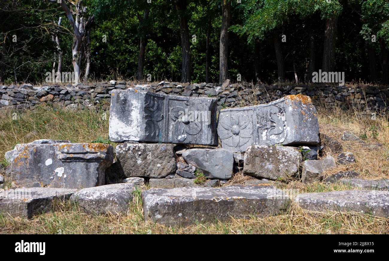 Fragmente von Gräbern, die entlang der Via Appia Antica gefunden wurden, einer der wichtigsten alten Straßen, die südlich von Rom führen. Stockfoto