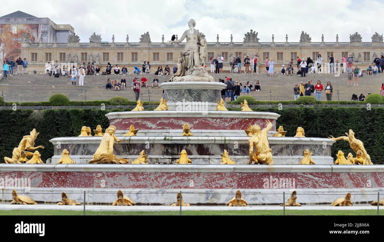 VERSAILLES / FRANKREICH - 16. Juni 2019: Latonas Brunnen im Park des Schlosses Versailles in der Nähe von Paris Stockfoto