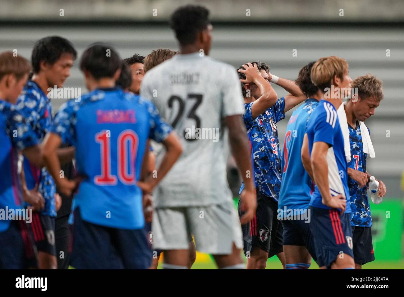 Toyota City, Japan. 24.. Juli 2022. Die Spieler Japans reagieren nach einem 2022 EAFF (Ostasiatischer Fußballverband) E-1 Fußballmeisterschaftsspiel zwischen China und Japan im Toyota Stadium in Toyota City in der Präfektur Aichi, Japan, 24. Juli 2022. Quelle: Zhang Xiaoyu/Xinhua/Alamy Live News Stockfoto