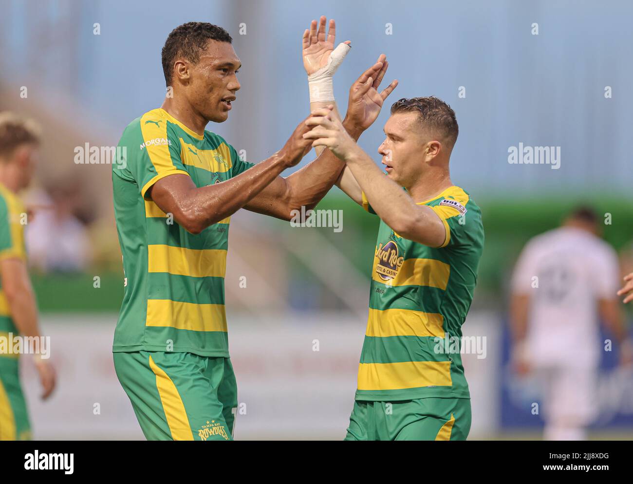 St. Petersburg, FL: Atlanta United 2 Verteidiger Alex De John (3) versucht, Tampa Bay zu verlangsamen Rowdies Stürmer Steevan Dos Santos (10) während eines USL-Socce Stockfoto