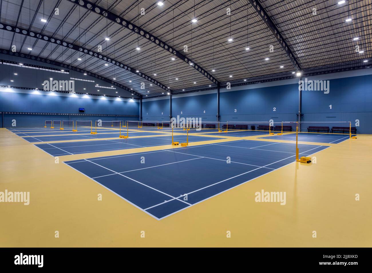 Chonburi, Thailand - 26. April 2017: Hallenbadmintonplatz mit Decoflex-Bodenbelag in der Bowin Arena in Chonburi, Thailand. Stockfoto