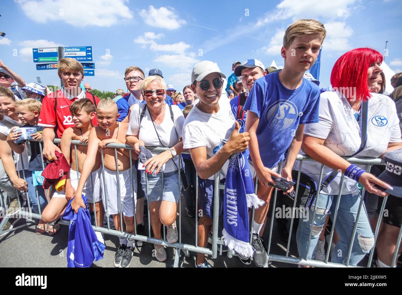 24. Juli 2022, Nordrhein-Westfalen, Gelsenkirchen: Fußball, Bundesliga, Saisoneröffnung FC Schalke 04: Fans des FC Schalke 04 warten auf die neuen Spieler auf der Bühne. Foto: Tim Rehbein/dpa - WICHTIGER HINWEIS: Gemäß den Anforderungen der DFL Deutsche Fußball Liga und des DFB Deutscher Fußball-Bund ist es untersagt, im Stadion und/oder vom Spiel aufgenommene Fotos in Form von Sequenzbildern und/oder videoähnlichen Fotoserien zu verwenden oder zu verwenden. Stockfoto