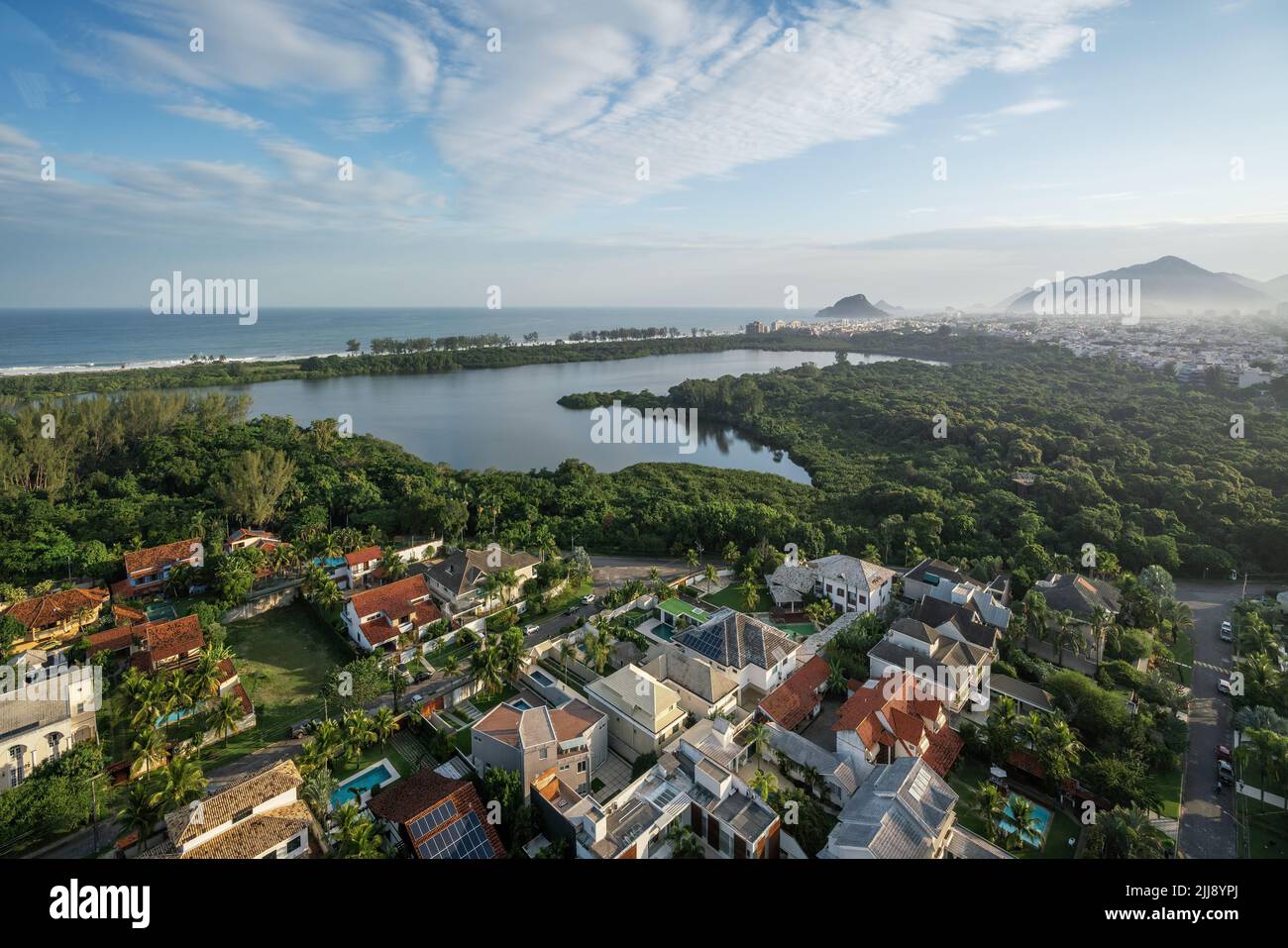 Luftaufnahme der Lagune von Marapendi und des Reservats von Barra da Tijuca - Rio de Janeiro, Brasilien Stockfoto