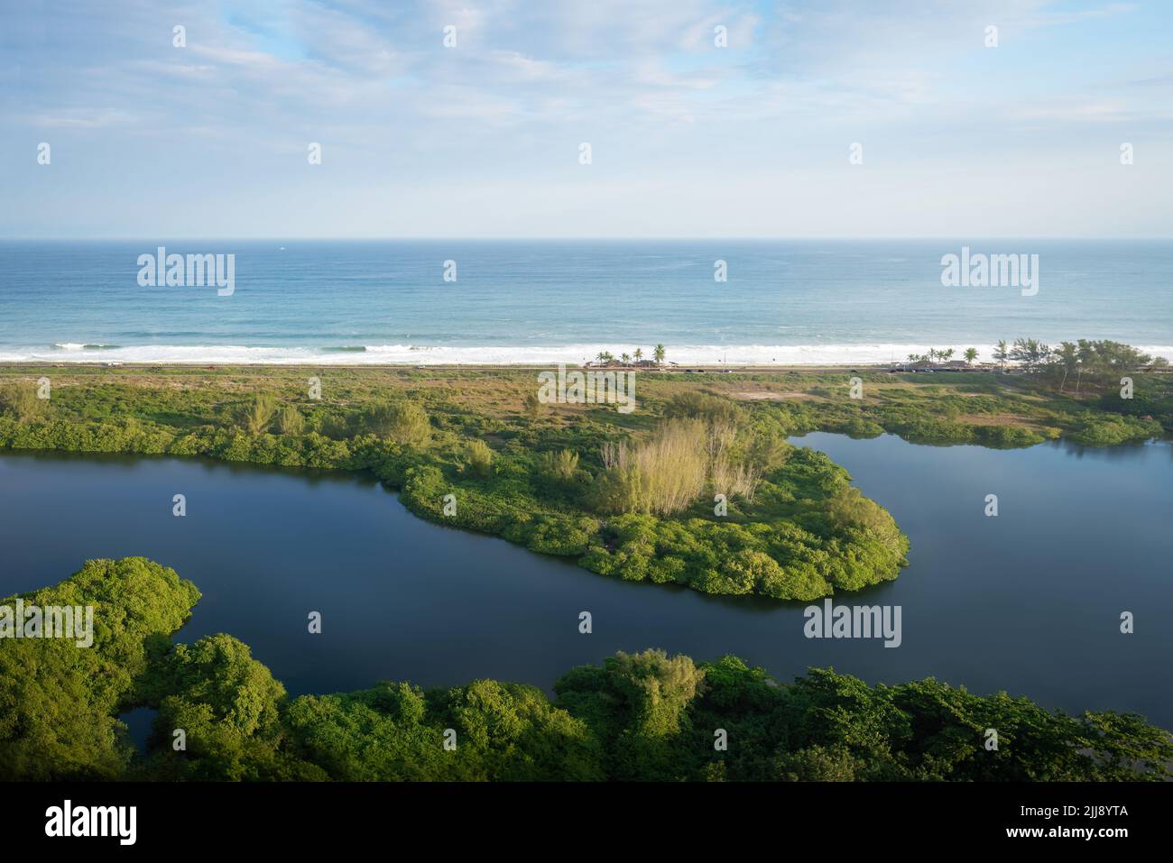 Luftaufnahme der Lagune von Marapendi und des Reservats von Barra da Tijuca - Rio de Janeiro, Brasilien Stockfoto