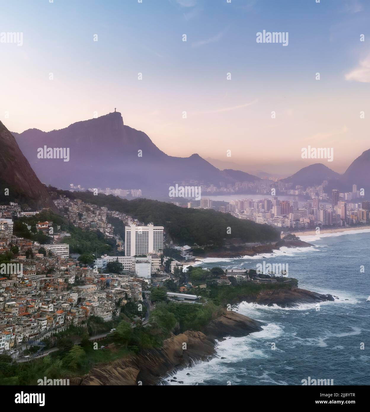 Luftaufnahme von Rio de Janeiro mit Corcovado Berg bei Sonnenuntergang - Rio de Janeiro, Brasilien Stockfoto